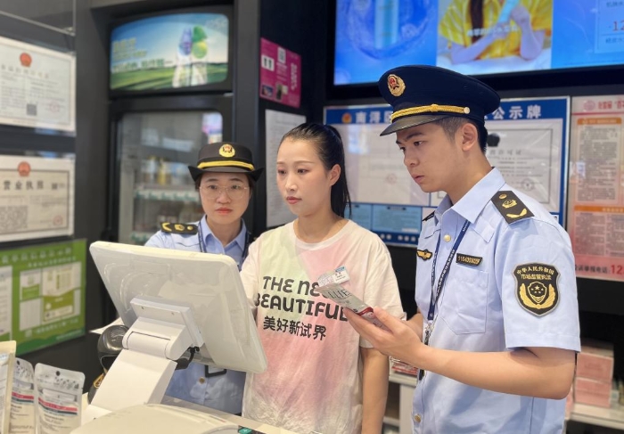 圖為該局執(zhí)法人員在一家超市的化妝品銷售柜臺進(jìn)行檢查。
