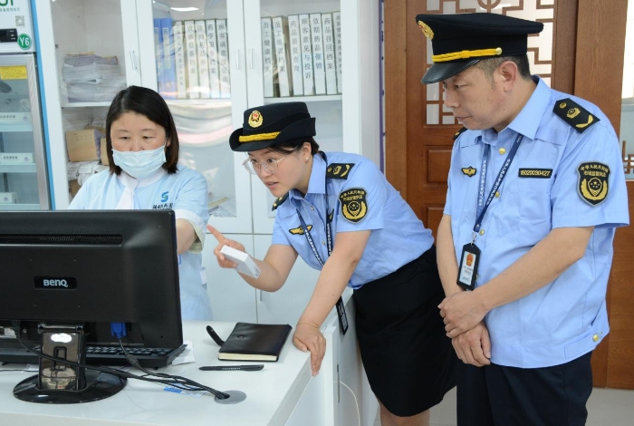 圖為6月19日執(zhí)法人員在一家藥品零售企業(yè)門店檢查含特殊藥品復(fù)方制劑的“進銷存”情況和購買此類藥品顧客的人員信息登記情況。
