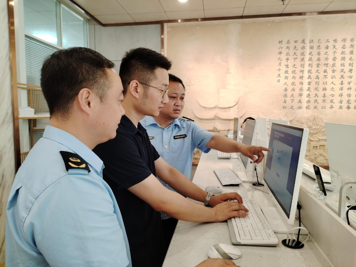 岳陽頒發(fā)全省首張企業(yè)開辦“一網通辦”聯(lián)辦證照 岳陽頒發(fā)全省首張企業(yè)開辦“一網通辦”聯(lián)辦證照
