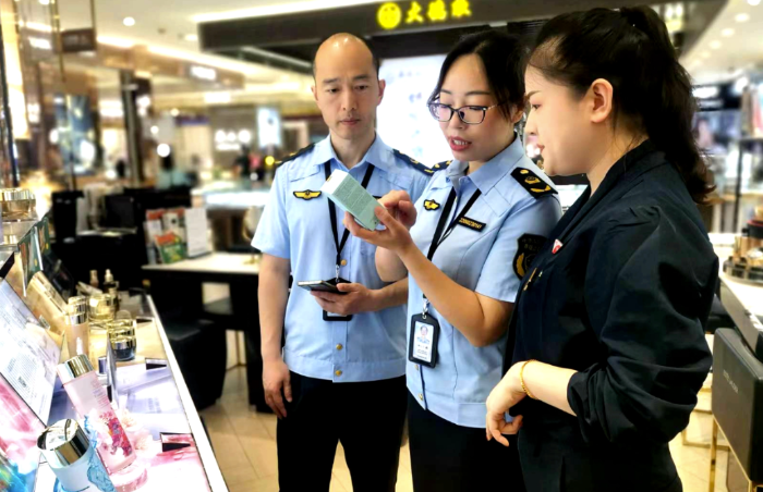 圖為該局執(zhí)法人員在一家商場檢查化妝品標(biāo)識情況。