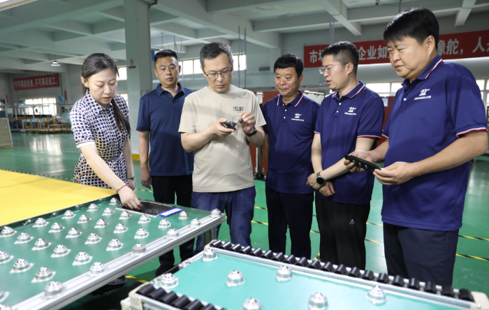 圖為調(diào)研組幫扶指導(dǎo)企業(yè)健全質(zhì)量管理體系建設(shè)。（葉陽歡攝）