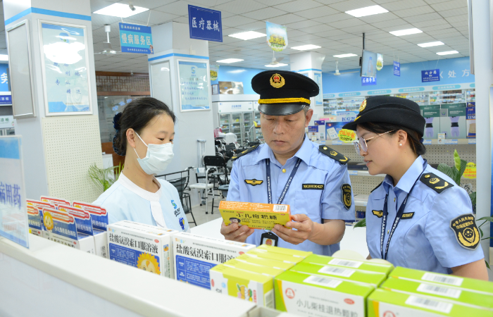 圖為該局執(zhí)法人員在一家藥品經(jīng)營(yíng)企業(yè)檢查兒童用藥銷售購(gòu)進(jìn)情況。