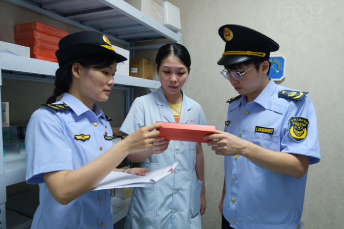 圖為該局執(zhí)法人員在醫(yī)療美容機構檢查醫(yī)療器械產(chǎn)品，并向從業(yè)人員進行科普相關知識。