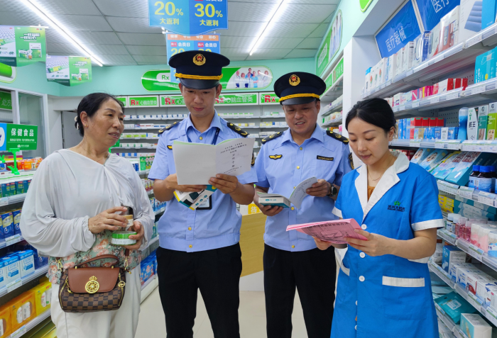 圖為7月11日，該局執(zhí)法人員在一家零售藥店向消費(fèi)者講解醫(yī)療器械安全知識(shí)。