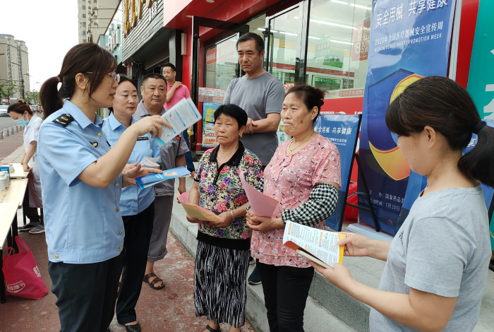 7月10日，全椒縣市場監(jiān)管局工作人員正在向群眾科普安全用械知識。