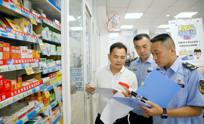 圖為7月20日，該局執(zhí)法人員在一家藥店查看含興奮劑藥品銷售情況。