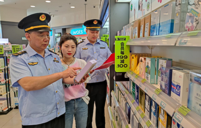 圖為該局執(zhí)法人員在一家化妝品專營店檢查。