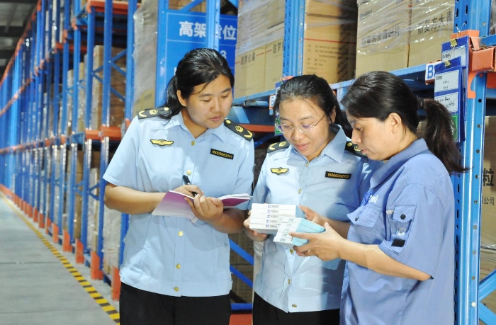 圖為執(zhí)法人員在一家中成藥生產(chǎn)企業(yè)進(jìn)行現(xiàn)場檢查和監(jiān)督抽樣。