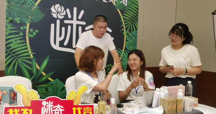 圖為直播間開通當(dāng)天，來自京津冀三地殘疾人共同直播的場景。