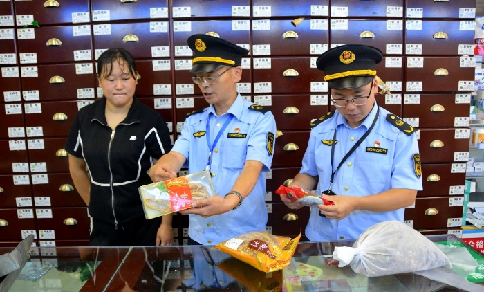 圖為８月24日，執(zhí)法人員在一家藥店檢查。