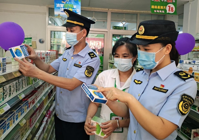 圖為8月29日，執(zhí)法人員在一鄉(xiāng)鎮(zhèn)校園周邊藥店檢查藥械。
