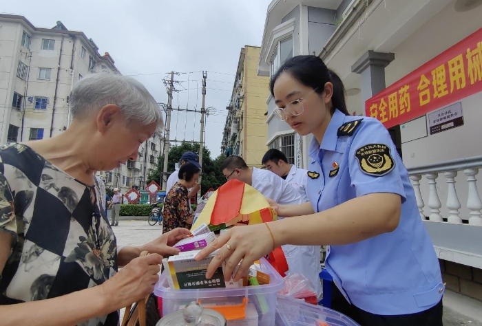 圖為工作人員向社區(qū)咨詢(xún)居民講解藥械安全知識(shí)。