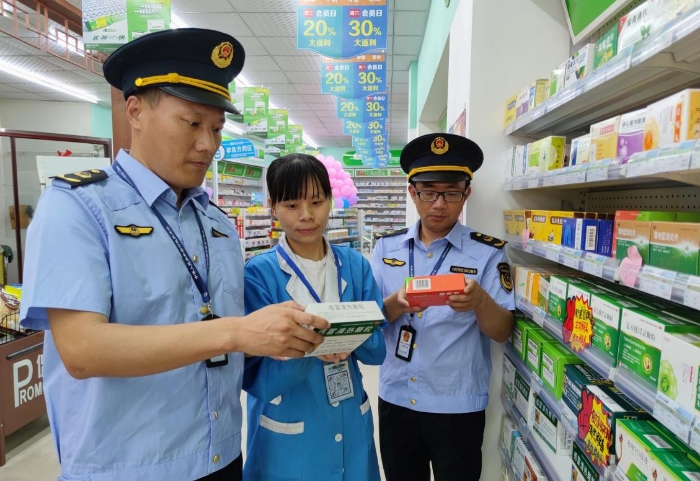 圖為8月30日，執(zhí)法人員在該縣實(shí)驗(yàn)學(xué)校周邊藥店檢查。
