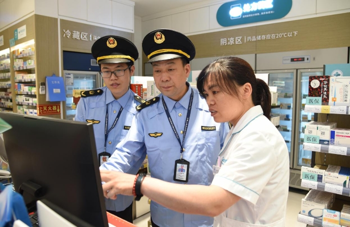 圖為8月30日，執(zhí)法人員在一家藥品零售企業(yè)檢查藥品網(wǎng)絡(luò)銷售情況。