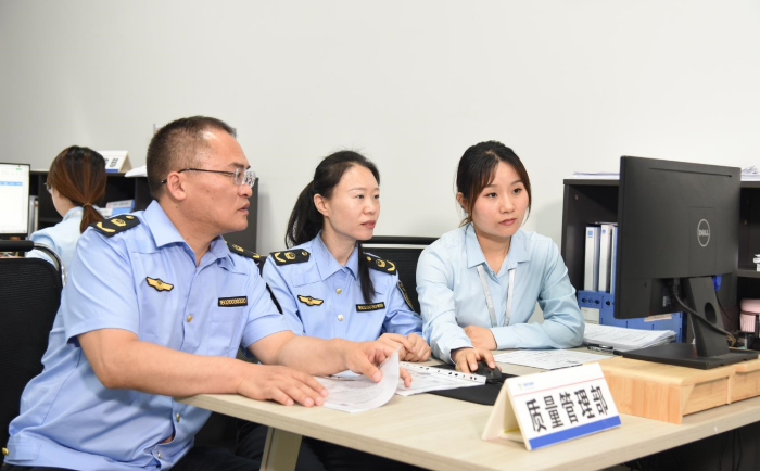 圖為9月4日，執(zhí)法人員在一家醫(yī)療器械經(jīng)營企業(yè)檢查其質(zhì)量保障體系運(yùn)行情況。