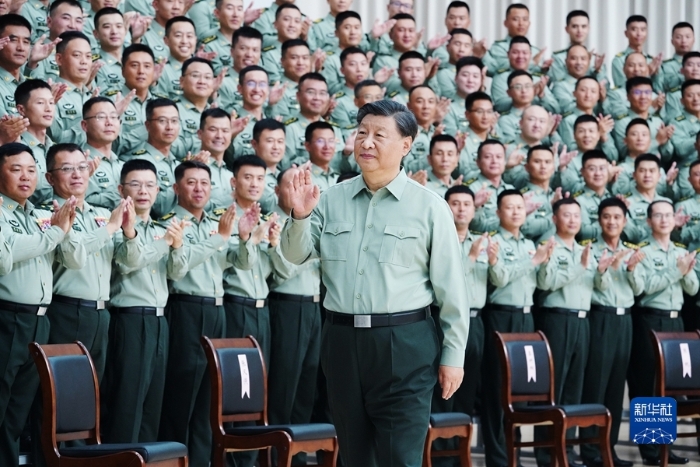 9月8日，中共中央總書記、國家主席、中央軍委主席習(xí)近平到78集團軍視察。這是習(xí)近平親切接見78集團軍官兵代表。 新華社記者 李剛 攝