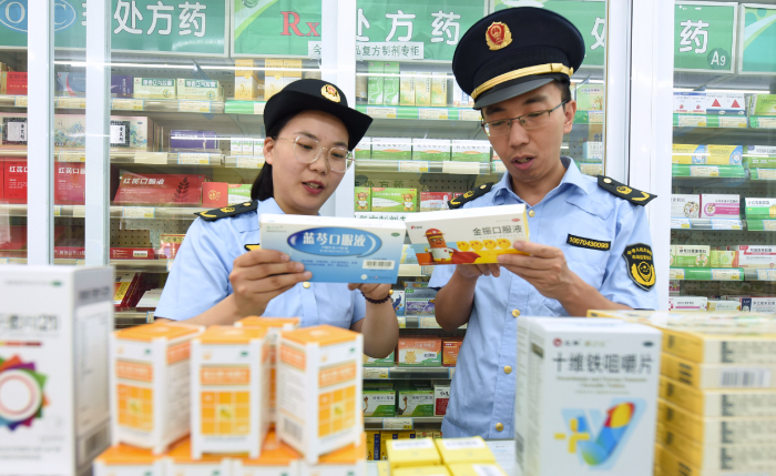 圖為東?？h市場(chǎng)監(jiān)管局青湖分局執(zhí)法人員在一家藥店檢查藥品質(zhì)量。