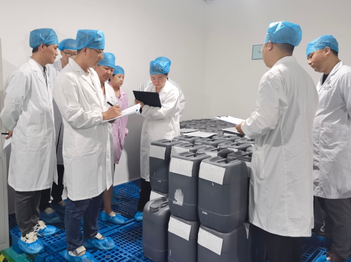 圖為執(zhí)法人員檢查企業(yè)質(zhì)量體系建設(shè)情況。