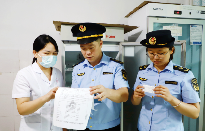 圖為9月15日，該局執(zhí)法人員在水北鎮(zhèn)中心衛(wèi)生院檢查疫苗購進(jìn)、驗收等臺賬記錄。
