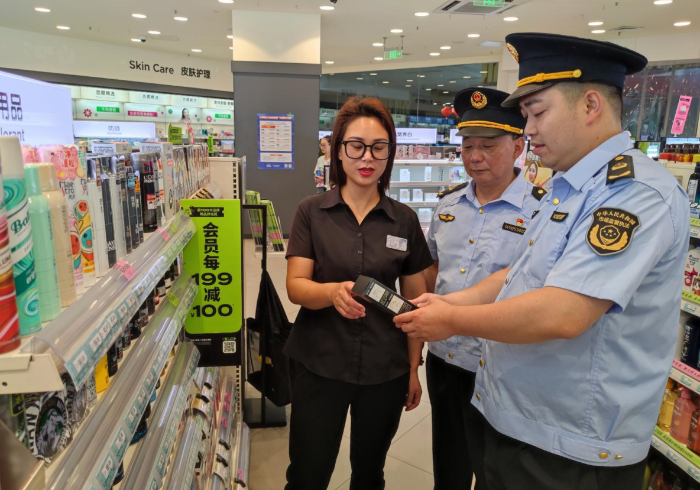 圖為9月13日，該局執(zhí)法人員在一家化妝品店檢查染發(fā)劑質(zhì)量情況。