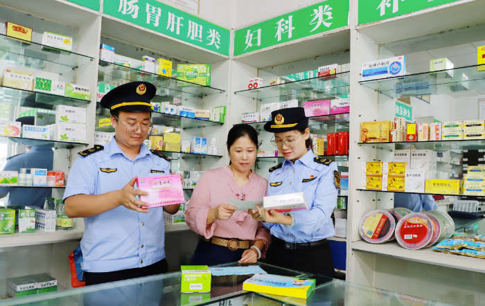 圖為9月20日，該局監(jiān)管人員在一家零售藥店檢查藥品購銷記錄。