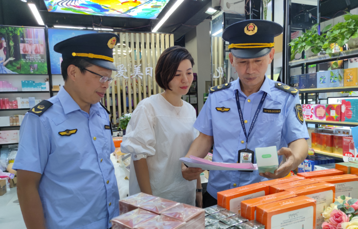 圖為9月25日，執(zhí)法人員在一家化妝品專賣店檢查化妝品標(biāo)簽標(biāo)識(shí)。