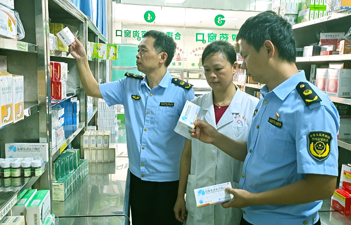 圖為該局執(zhí)法人員在一家藥店檢查藥品質(zhì)量。