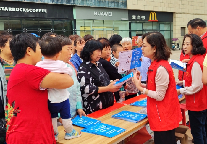 圖為9月22日，陜西省食藥檢院開展“增強(qiáng)質(zhì)量意識 推進(jìn)高質(zhì)量發(fā)展”藥品安全進(jìn)社區(qū)活動。
