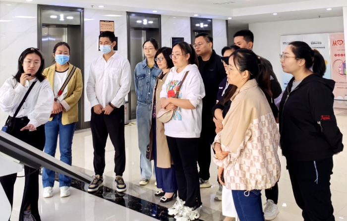 圖為工作人員為代表們現(xiàn)場講解藥品檢驗檢測、大型儀器使用維護、用藥常識等。