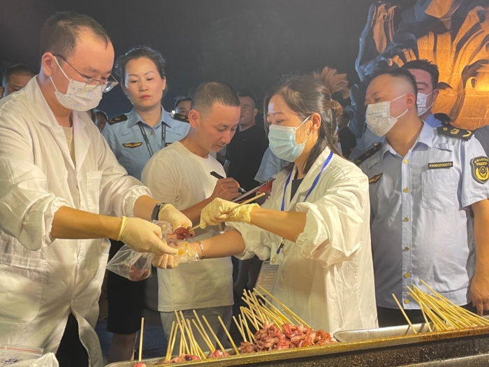 岳陽:夜市食品快檢守護(hù)“煙火氣” 助推“夜經(jīng)濟(jì)” 岳陽:夜市食品快檢守護(hù)“煙火氣” 助推“夜經(jīng)濟(jì)”