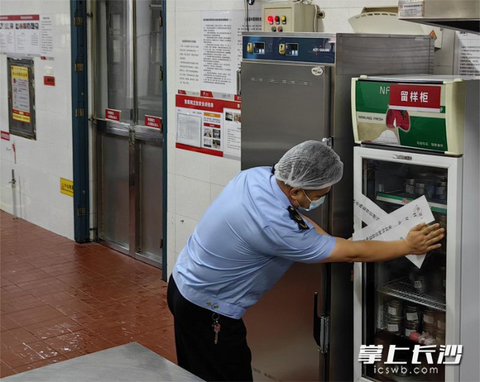 開(kāi)福區(qū)市場(chǎng)監(jiān)督管理局“查封”了食堂食品留樣專(zhuān)柜冰箱。長(zhǎng)沙晚報(bào)通訊員　黃勇軍　攝
