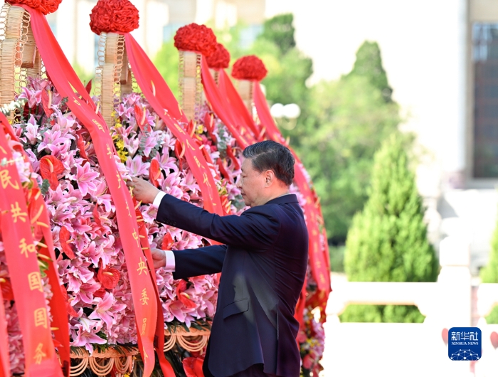 9月30日上午，黨和國家領(lǐng)導(dǎo)人習(xí)近平、李強(qiáng)、趙樂際、王滬寧、蔡奇、丁薛祥、李希、韓正等來到北京天安門廣場，出席烈士紀(jì)念日向人民英雄敬獻(xiàn)花籃儀式。這是習(xí)近平整理花籃上的緞帶。新華社記者 殷博古 攝