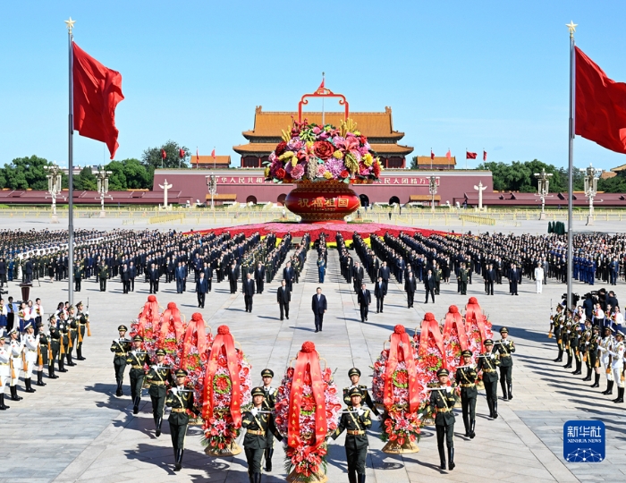9月30日上午，黨和國家領(lǐng)導(dǎo)人習(xí)近平、李強(qiáng)、趙樂際、王滬寧、蔡奇、丁薛祥、李希、韓正等來到北京天安門廣場，出席烈士紀(jì)念日向人民英雄敬獻(xiàn)花籃儀式。新華社記者 申宏 攝