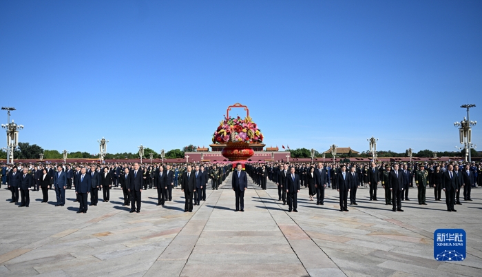 9月30日上午，黨和國家領(lǐng)導(dǎo)人習(xí)近平、李強(qiáng)、趙樂際、王滬寧、蔡奇、丁薛祥、李希、韓正等來到北京天安門廣場，出席烈士紀(jì)念日向人民英雄敬獻(xiàn)花籃儀式。新華社記者 謝環(huán)馳 攝