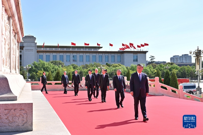 9月30日上午，黨和國家領(lǐng)導(dǎo)人習(xí)近平、李強(qiáng)、趙樂際、王滬寧、蔡奇、丁薛祥、李希、韓正等來到北京天安門廣場，出席烈士紀(jì)念日向人民英雄敬獻(xiàn)花籃儀式。這是習(xí)近平等黨和國家領(lǐng)導(dǎo)人瞻仰人民英雄紀(jì)念碑。新華社記者 岳月偉 攝