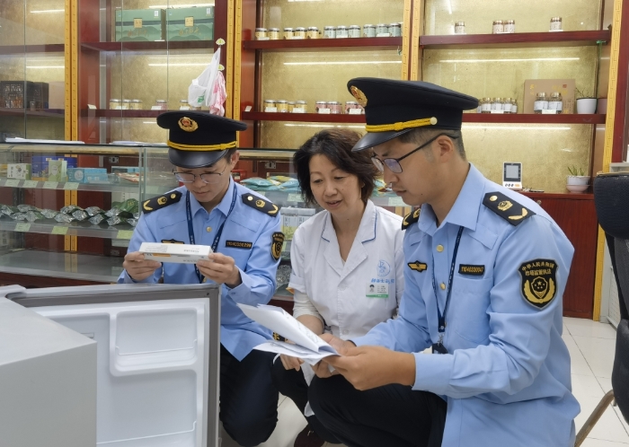 圖為執(zhí)法人員在一家藥店對利拉魯肽注射液的購進(jìn)票據(jù)、處方審核、銷售記錄等進(jìn)行檢查，同時(shí)排查利拉魯肽注射液線上銷售情況。