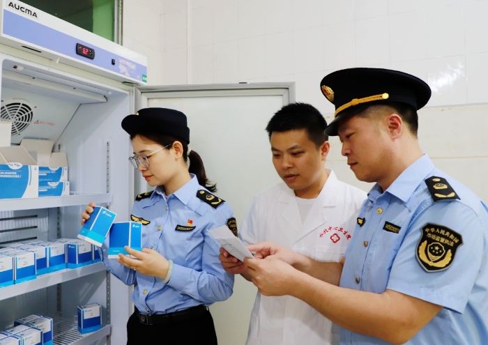 圖為10月9日，執(zhí)法人員對一家鄉(xiāng)鎮(zhèn)衛(wèi)生院的體外診斷試劑進(jìn)行檢查。