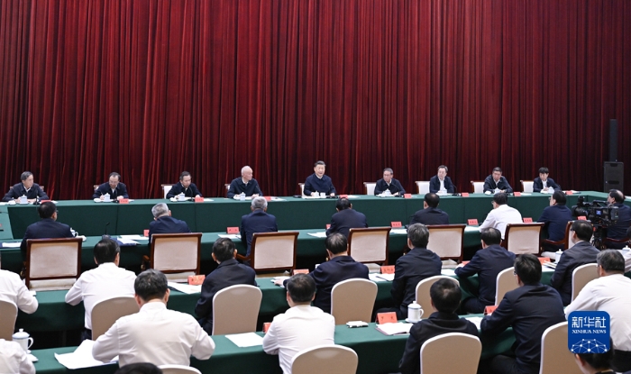10月12日下午，中共中央總書記、國(guó)家主席、中央軍委主席習(xí)近平在江西省南昌市主持召開進(jìn)一步推動(dòng)長(zhǎng)江經(jīng)濟(jì)帶高質(zhì)量發(fā)展座談會(huì)并發(fā)表重要講話。新華社記者 謝環(huán)馳 攝