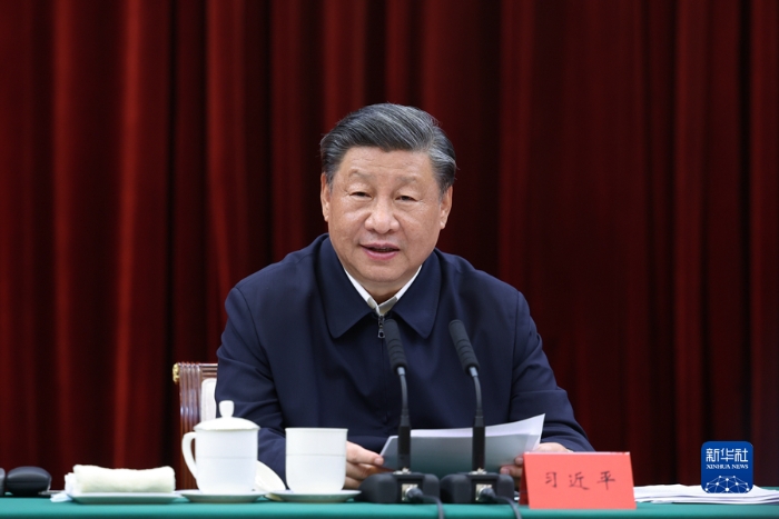 10月12日下午，中共中央總書記、國(guó)家主席、中央軍委主席習(xí)近平在江西省南昌市主持召開進(jìn)一步推動(dòng)長(zhǎng)江經(jīng)濟(jì)帶高質(zhì)量發(fā)展座談會(huì)并發(fā)表重要講話。新華社記者 鞠鵬 攝