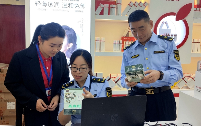 圖為10月24日，該局執(zhí)法人員在一家化妝品專賣店抽取化妝品樣本。