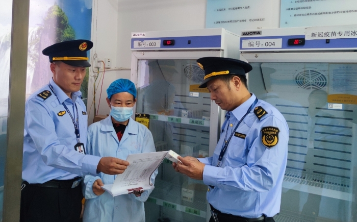 圖為10月30日該局執(zhí)法人員在白舍鎮(zhèn)中心衛(wèi)生院檢查疫苗質(zhì)量情況。