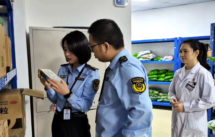 圖為10月24日，重慶市涪陵區(qū)義和、敦仁兩個街道市場監(jiān)管所執(zhí)法人員在敦仁街道一藥品經(jīng)營單位的倉庫開展藥械市場交叉檢查。