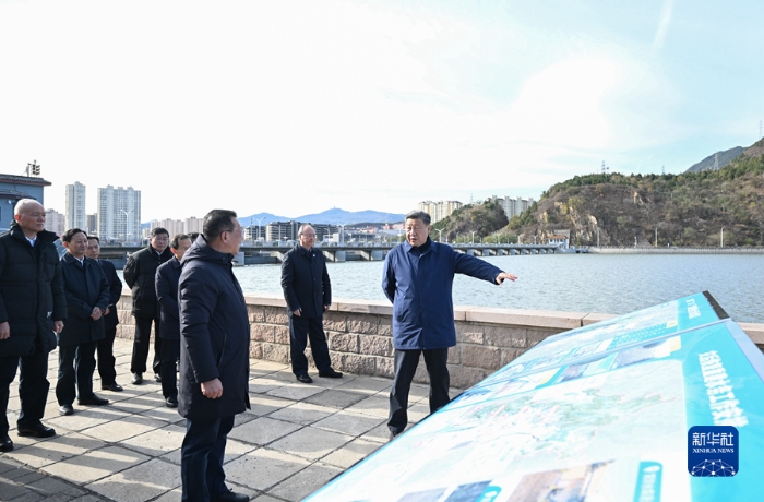 11月10日，中共中央總書記、國(guó)家主席、中央軍委主席習(xí)近平在北京、河北考察災(zāi)后恢復(fù)重建工作。這是10日上午，習(xí)近平在北京門頭溝永定河三家店引水樞紐考察。新華社記者 燕雁 攝