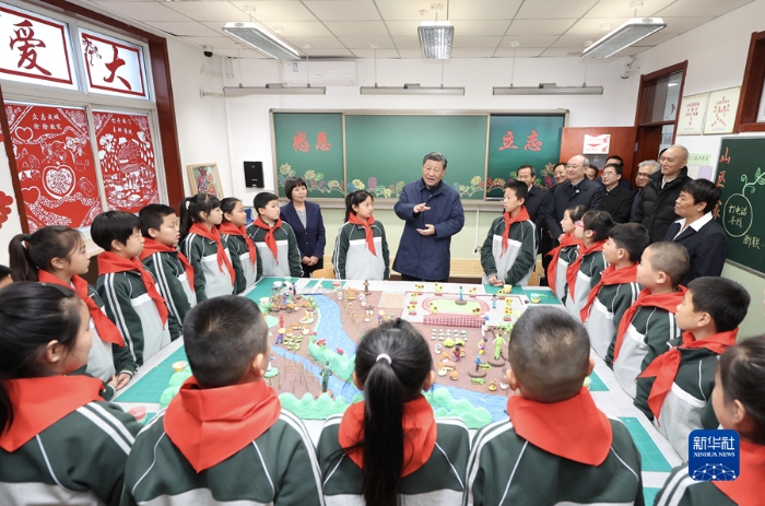 11月10日，中共中央總書記、國(guó)家主席、中央軍委主席習(xí)近平在北京、河北考察災(zāi)后恢復(fù)重建工作。這是10日上午，習(xí)近平在北京門頭溝妙峰山民族學(xué)校，同師生們親切交流。新華社發(fā)（盛佳鵬攝）