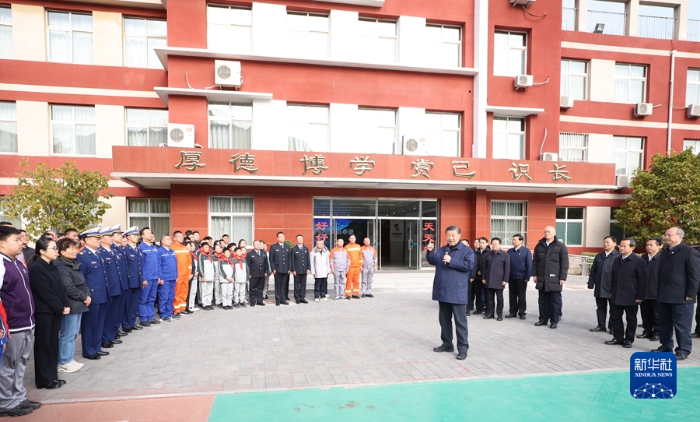 11月10日，中共中央總書記、國(guó)家主席、中央軍委主席習(xí)近平在北京、河北考察災(zāi)后恢復(fù)重建工作。這是10日上午，習(xí)近平在北京門頭溝妙峰山民族學(xué)校，親切慰問因公犧牲烈士家屬和參與防汛抗洪救災(zāi)的基層黨員干部群眾、消防及應(yīng)急救援人員、國(guó)企職工、志愿者代表等。新華社記者 鞠鵬 攝