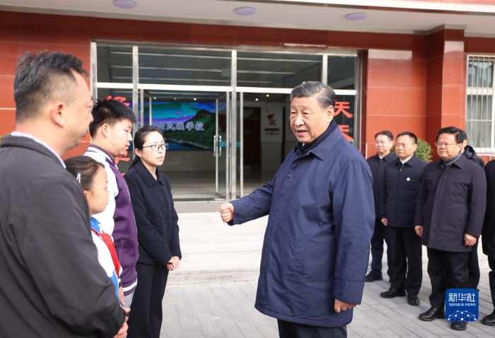 11月10日，中共中央總書記、國(guó)家主席、中央軍委主席習(xí)近平在北京、河北考察災(zāi)后恢復(fù)重建工作。這是10日上午，習(xí)近平在北京門頭溝妙峰山民族學(xué)校，親切慰問因公犧牲烈士家屬。新華社記者 鞠鵬 攝