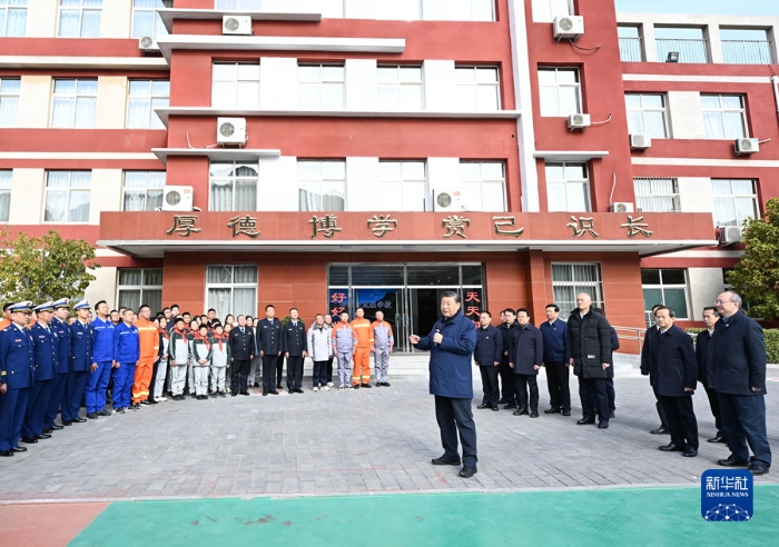 11月10日，中共中央總書記、國(guó)家主席、中央軍委主席習(xí)近平在北京、河北考察災(zāi)后恢復(fù)重建工作。這是10日上午，習(xí)近平在北京門頭溝妙峰山民族學(xué)校，親切慰問因公犧牲烈士家屬和參與防汛抗洪救災(zāi)的基層黨員干部群眾、消防及應(yīng)急救援人員、國(guó)企職工、志愿者代表等。新華社記者 燕雁 攝