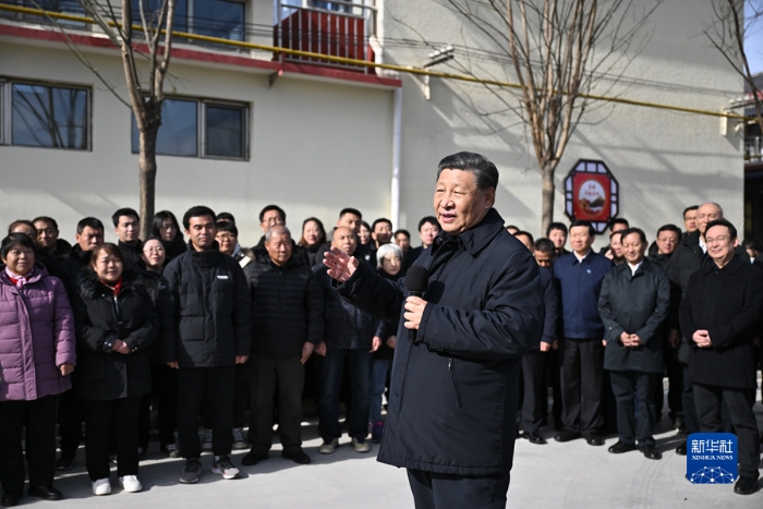 11月10日，中共中央總書記、國(guó)家主席、中央軍委主席習(xí)近平在北京、河北考察災(zāi)后恢復(fù)重建工作。這是10日上午，習(xí)近平在北京門頭溝妙峰山鎮(zhèn)水峪嘴村考察時(shí)，同當(dāng)?shù)厝罕娪H切交流。新華社記者 燕雁 攝
