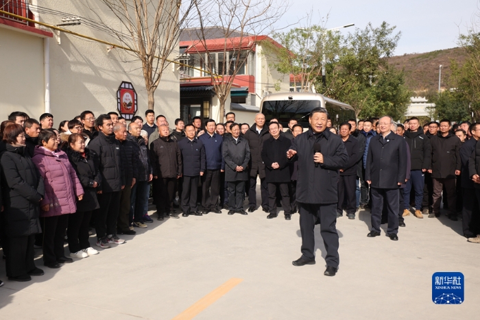 11月10日，中共中央總書記、國(guó)家主席、中央軍委主席習(xí)近平在北京、河北考察災(zāi)后恢復(fù)重建工作。這是10日上午，習(xí)近平在北京門頭溝妙峰山鎮(zhèn)水峪嘴村考察時(shí)，同當(dāng)?shù)厝罕娪H切交流。新華社記者 鞠鵬 攝