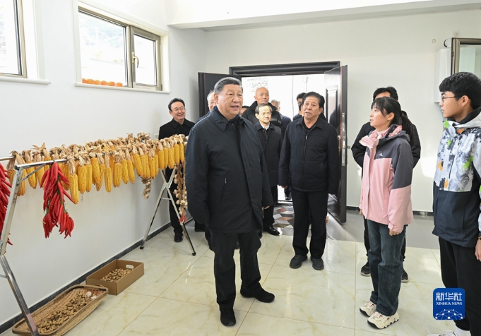 11月10日，中共中央總書記、國(guó)家主席、中央軍委主席習(xí)近平在北京、河北考察災(zāi)后恢復(fù)重建工作。這是10日上午，習(xí)近平在北京門頭溝妙峰山鎮(zhèn)水峪嘴村村民李盟家看望慰問，了解房屋受損、修繕和冬季取暖等情況。新華社記者 燕雁 攝